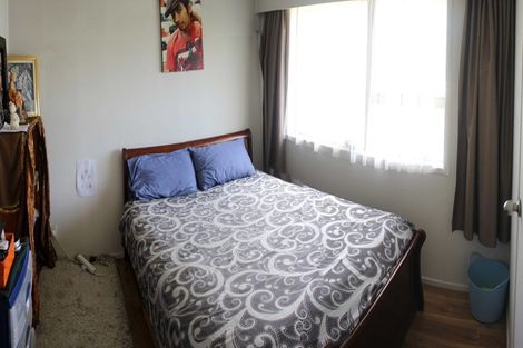 Photo of property in 1/4 Tusac Place, Totara Vale, Auckland, 0627