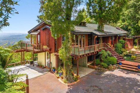 Photo of property in 13 Quinns Road, Waiatarua, Auckland, 0612