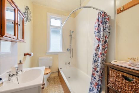 Photo of property in 70 Endeavour Street, Lyall Bay, Wellington, 6022