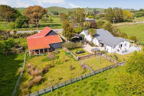 Photo of property in 1033 Masterton Castlepoint Road, Tauweru, Masterton, 5889