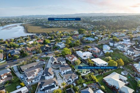 Photo of property in 152b Luckens Road, West Harbour, Auckland, 0618