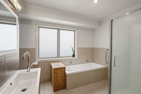 Photo of property in 142a Heta Road, Highlands Park, New Plymouth, 4312