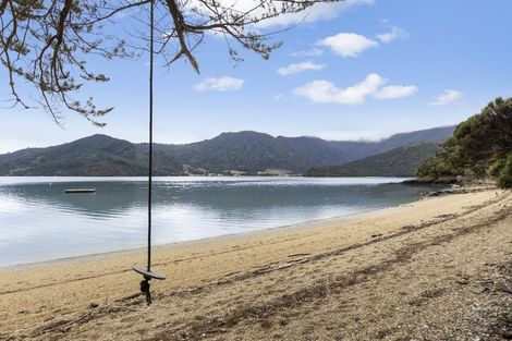 Photo of property in 19 Sandy Bay Road, Black Rock, Picton, 7282