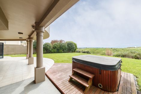 Photo of property in 33 Ruapehu Drive, Fitzherbert, Palmerston North, 4410