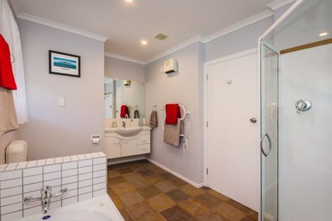 Photo of property in 4 Iti Grove, Waikanae, 5036