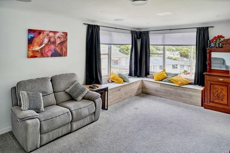 Photo of property in 27 Griffiths Grove, Newlands, Wellington, 6037