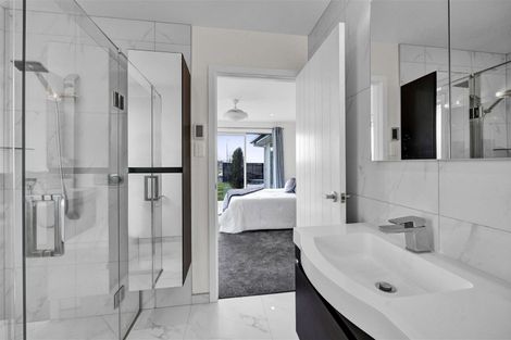 Photo of property in 4 Vardon Way, Waiwhakaiho, New Plymouth, 4312