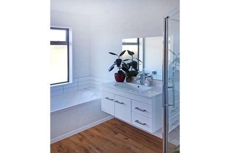 Photo of property in 5a Cone Peak Close, Lake Hayes, Queenstown, 9304