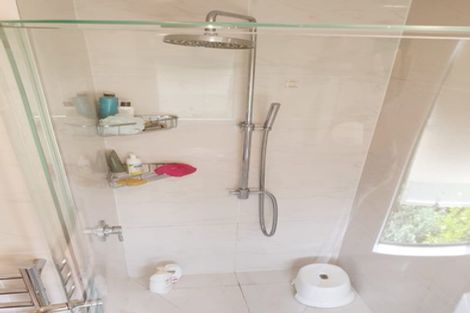 Photo of property in 15 Cayman Place, Unsworth Heights, Auckland, 0632