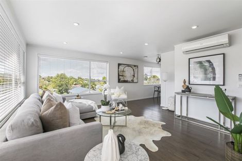 Photo of property in 52 Ravenwood Drive, Forrest Hill, Auckland, 0620