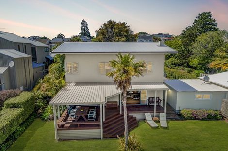 Photo of property in 8 Lambton Road, Hospital Hill, Napier, 4110