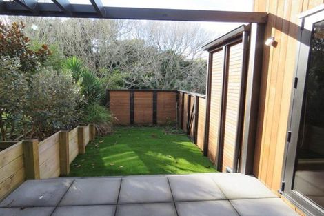 Photo of property in 2 Ebrington Place, Strandon, New Plymouth, 4312