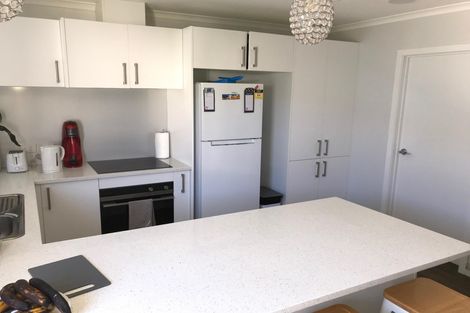 Photo of property in 11 Windrush Close, Mangere, Auckland, 2022