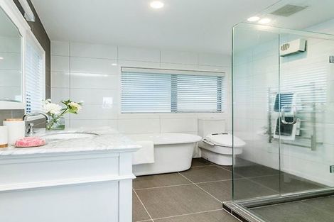 Photo of property in 1/2 Ocean View Road, Milford, Auckland, 0620