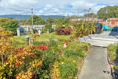 Photo of property in 1a Field Way, Waikanae Beach, Waikanae, 5036