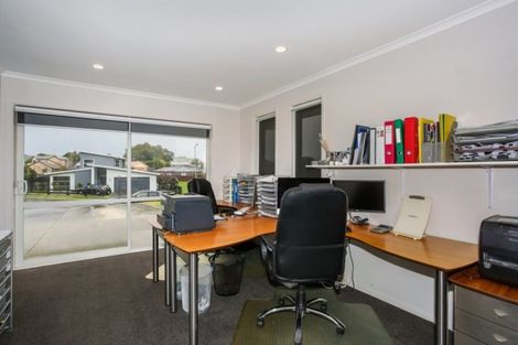 Photo of property in 2 Bob Craig Place, Pukekohe, 2120