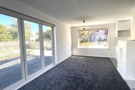 Photo of property in 15 Glenroy Place, Green Bay, Auckland, 0604