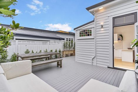 Photo of property in 7 Fairfax Avenue, Northcote, Auckland, 0627