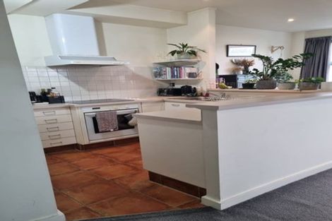 Photo of property in 17 Kent Terrace - Kent Apartments, 4f/16 Kent Terrace, Mount Victoria, Wellington, 6011