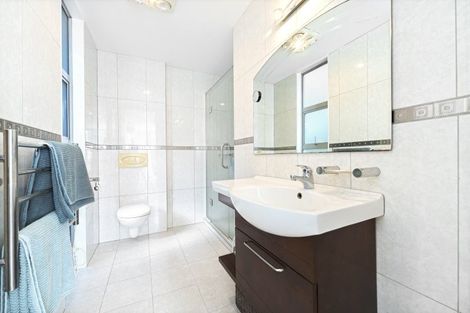 Photo of property in 2/2 Aberdeen Road, Campbells Bay, Auckland, 0620