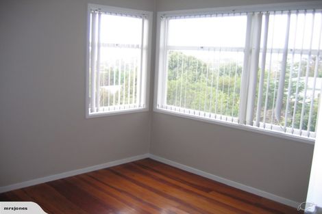 Photo of property in 65 Raleigh Road, Northcote, Auckland, 0627