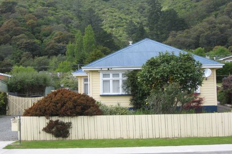 Photo of property in 120 Waikawa Road, Picton, 7220