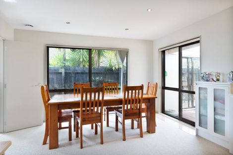Photo of property in 112 Lake Panorama Drive, Henderson Valley, Auckland, 0612