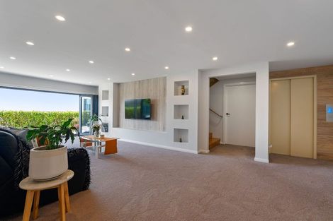 Photo of property in 35 Grumman Lane, Newlands, Wellington, 6037