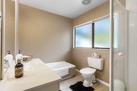 Photo of property in 16a Kingsclere Place, Goodwood Heights, Auckland, 2105