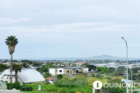 Photo of property in 520 Glenfield Road, Glenfield, Auckland, 0629