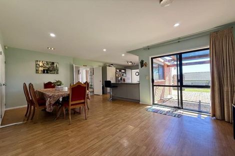 Photo of property in 19 Roy Maloney Drive, Henderson, Auckland, 0612