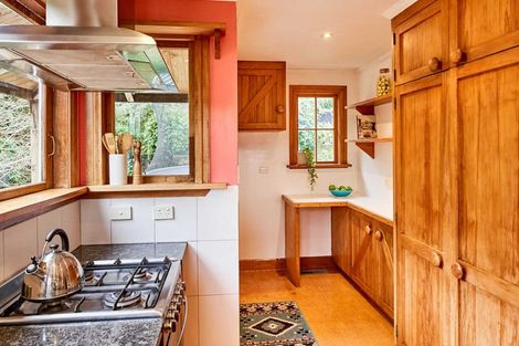 Photo of property in 25 Rona Street, Eastbourne, Lower Hutt, 5013