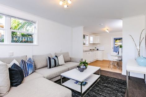 Photo of property in 31 Royal View Road, Te Atatu South, Auckland, 0610