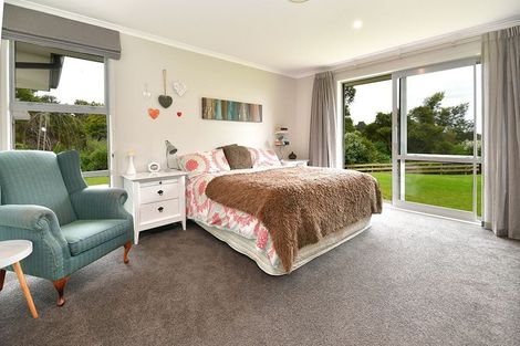 Photo of property in 25 Hobbs Road, Matakatia, Whangaparaoa, 0930