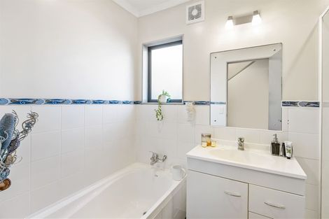 Photo of property in 29 Stewart Drive, Newlands, Wellington, 6037