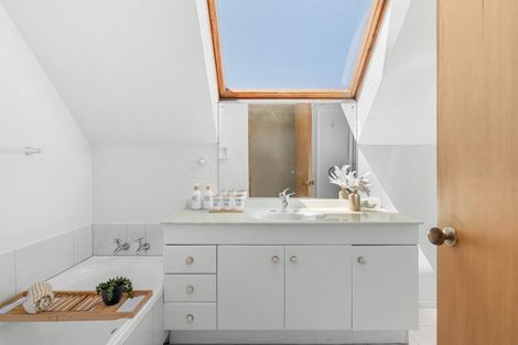 Photo of property in 11 Brockhall Lane, Avonhead, Christchurch, 8042