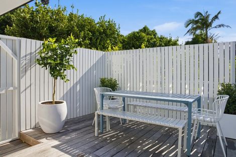 Photo of property in 2/11 Seaview Road, Castor Bay, Auckland, 0620