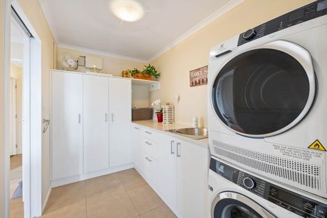 Photo of property in 3 Pounamu Place, Shelly Park, Auckland, 2014