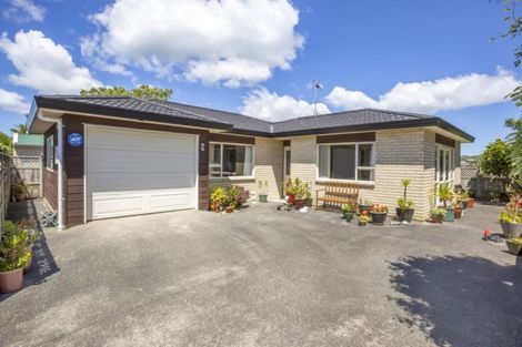Photo of property in 9b Pinkerton Grove, Newlands, Wellington, 6037