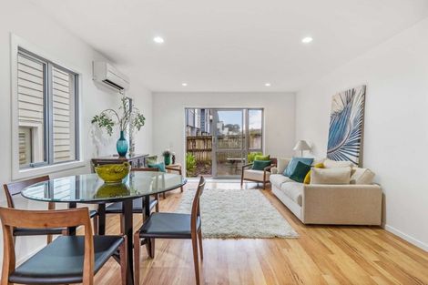 Photo of property in 5/6 John Jennings Drive, Oteha, Auckland, 0632