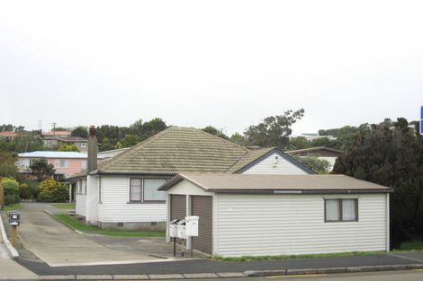 Photo of property in 12 Bracken Road, Newlands, Wellington, 6037