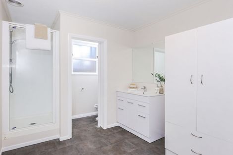 Photo of property in 31 Royal View Road, Te Atatu South, Auckland, 0610