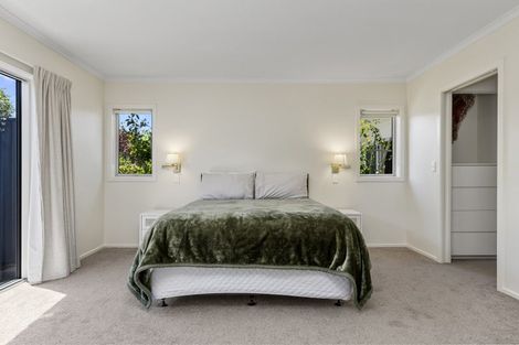 Photo of property in 5 Pukenamu Road, Rainbow Point, Taupo, 3330