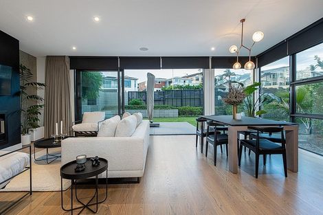 Photo of property in 25 Seaview Road, Castor Bay, Auckland, 0620