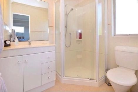 Photo of property in 21 Fulmar Way, Unsworth Heights, Auckland, 0632