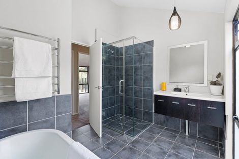 Photo of property in 132 Motu Road, Kumeu, 0891