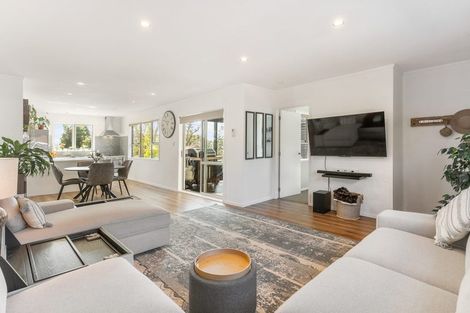 Photo of property in 18 Grassmere Road, Henderson Valley, Auckland, 0612