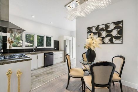 Photo of property in 98 Millbrook Road, Sunnyvale, Auckland, 0612