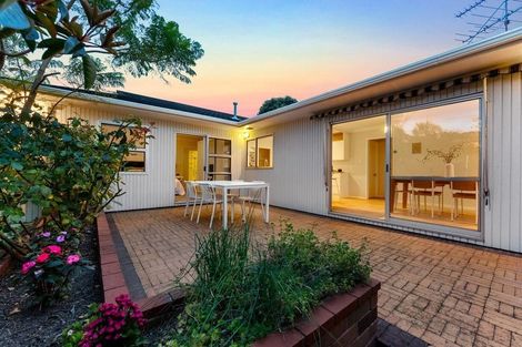 Photo of property in 15 Frieston Road, Milford, Auckland, 0620