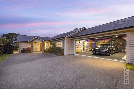 Photo of property in 8 Larmer Drive, Kumeu, 0810